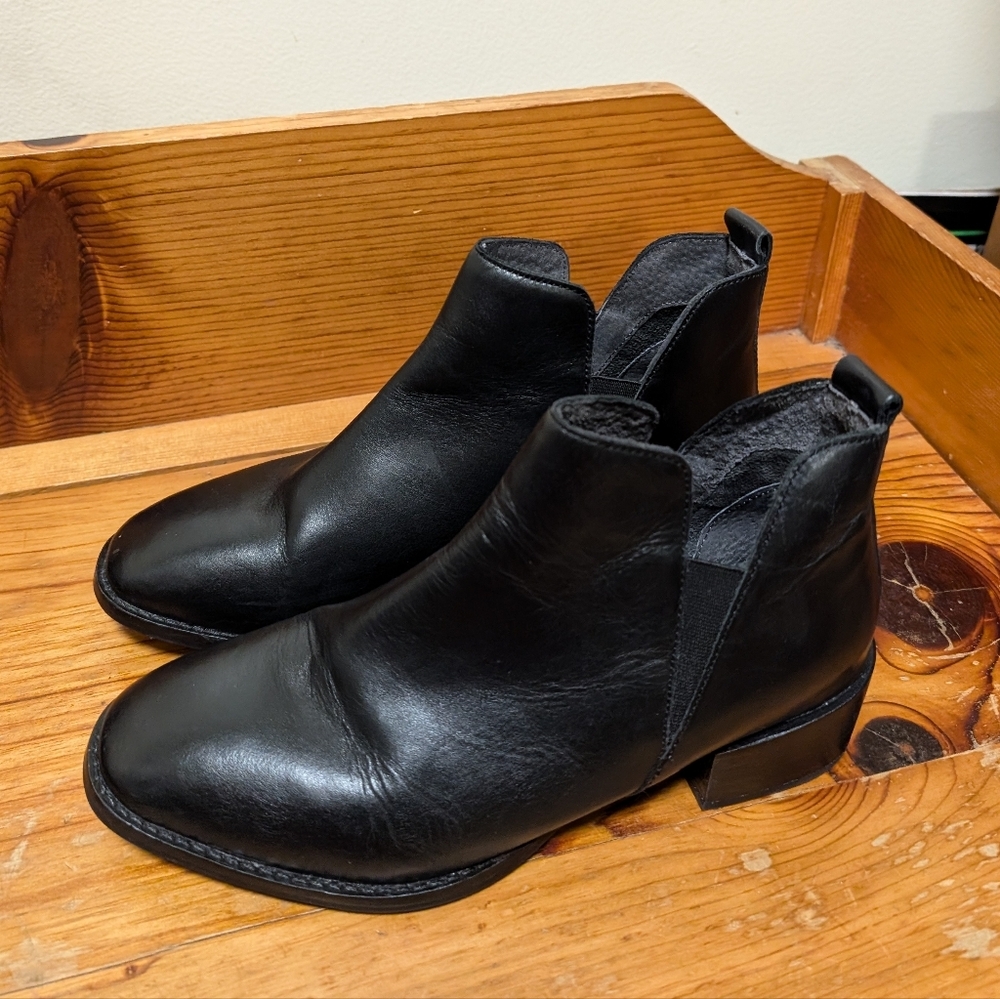 Seychelles Black Leather Chelsea Boots – Women’s Size 7
